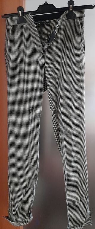 Pantalón pata de gallo Zara de segunda mano por 8 EUR en Pinto en WALLAPOP