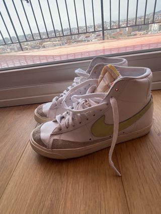 Nike Blazer Mid\\'77 Blanco con el logo en amarillo de segunda mano por 40  EUR en Málaga en WALLAPOP