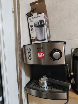 Cafetera y molinillo de segunda mano por 120 EUR en Aduna en WALLAPOP