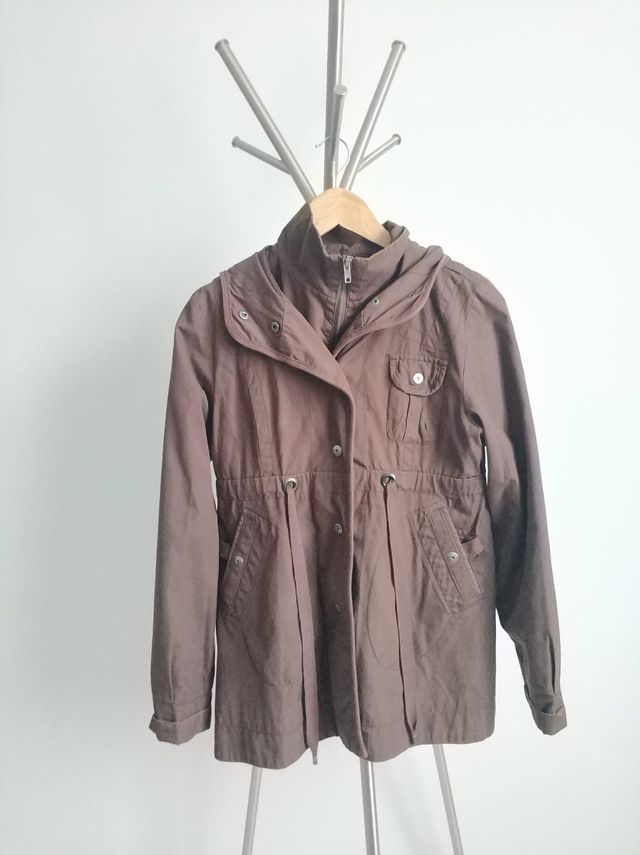 chaqueta. gabardina. abrigo marrón