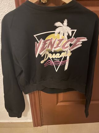 Sudadera cortita de segunda mano por 6 EUR en Córdoba en WALLAPOP