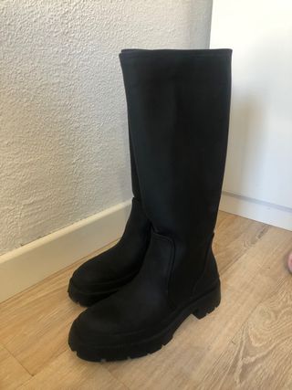 Botas negras engomadas zara de segunda mano por 32 EUR en Madrid en WALLAPOP