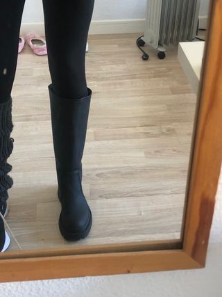Botas negras engomadas zara de segunda mano por 32 EUR en Madrid en WALLAPOP