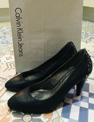 Calvin Klein zapatos mujer usados de segunda mano por 8 EUR en Blanes en  WALLAPOP