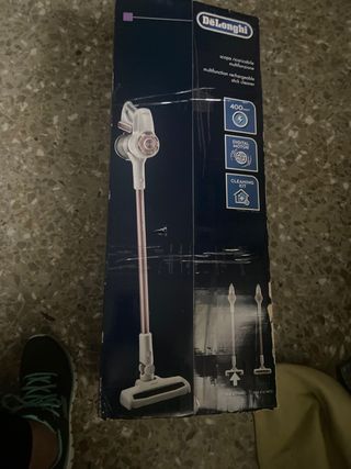 Escoba aspiradora NUEVA DeLonghi de segunda mano por 75 EUR en Madrid en  WALLAPOP
