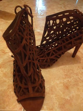 Sandalia botín Zara t40-41 Oferta de segunda mano por 12 EUR en Madrid en  WALLAPOP