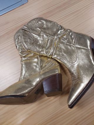 Bottas cowboy doradas. de segunda mano por 50 EUR en A Coruña en WALLAPOP