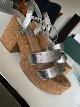 Sandalia cuña Stradivarius de segunda mano por 7 EUR en Valencia en WALLAPOP