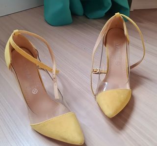 Stilettos mostaza T. 37 de segunda mano por 15 EUR en Fuenlabrada en  WALLAPOP