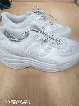 Zapatillas stradivarius con plataforma de segunda mano por 7 EUR en Madrid  en WALLAPOP