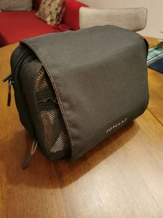 Neceser trekking y viaje Forclaz (Decathlon) de segunda mano por 10 EUR en  Madrid en WALLAPOP