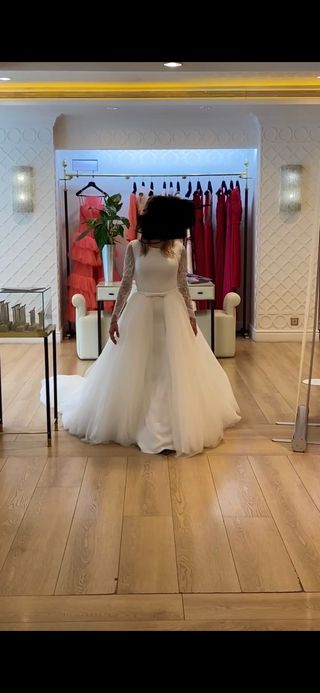 Sobrefalda Pronovias de segunda mano por 200 EUR en Valencia en WALLAPOP