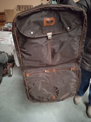 Maleta de viaje para trajes de segunda mano por 10 EUR en Fuente el Saz de  Jarama en WALLAPOP