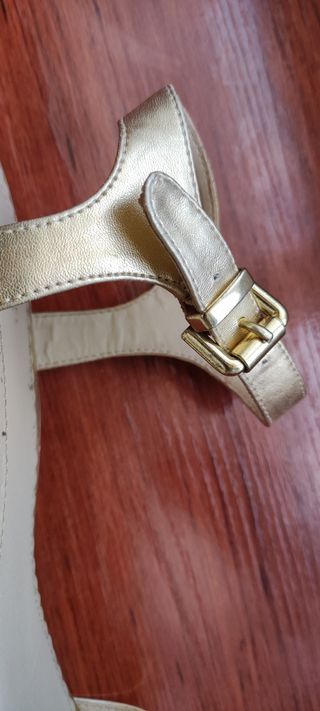 Sandalias doradas de Cortefiel tacón de 4cm de segunda mano por 8 EUR en A  Coruña en WALLAPOP