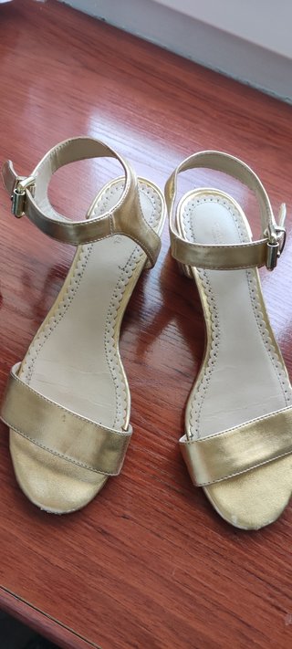 Sandalias doradas de Cortefiel tacón de 4cm de segunda mano por 8 EUR en A  Coruña en WALLAPOP