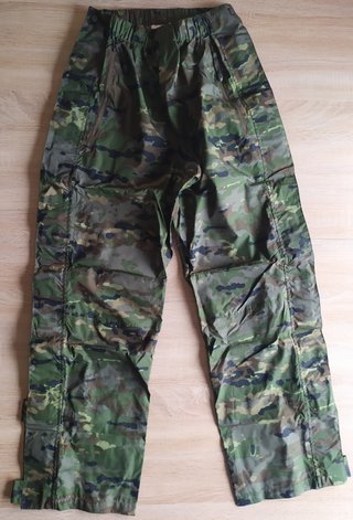 TRAJE TORMENTA EJÉRCITO VERDE BOSCOSO PIXELADO de segunda mano por 75 EUR  en Móstoles en WALLAPOP