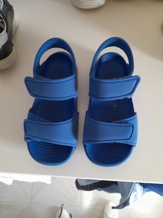 Zapatillas piscina Adidas 25 de segunda mano por 5 EUR en Toledo en WALLAPOP