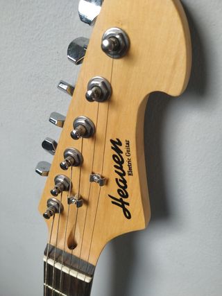 Guitarra eléctrica Heaven + accesorios de segunda mano por 85 EUR en  Almuñécar en WALLAPOP