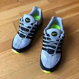 OFERTA de Tenis Nike Gris con verde fosforescente de segunda mano por 50  EUR en Ponferrada en WALLAPOP
