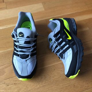 OFERTA de Tenis Nike Gris con verde fosforescente de segunda mano por 50  EUR en Ponferrada en WALLAPOP