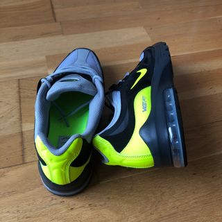 OFERTA de Tenis Nike Gris con verde fosforescente de segunda mano por 50  EUR en Ponferrada en WALLAPOP