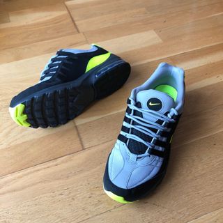 OFERTA de Tenis Nike Gris con verde fosforescente de segunda mano por 50  EUR en Ponferrada en WALLAPOP