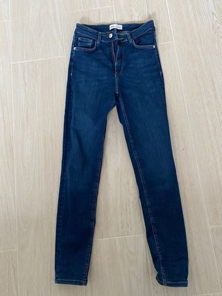 Vaqueros Zara push up de segunda mano por 10 EUR en Tres Cantos en WALLAPOP
