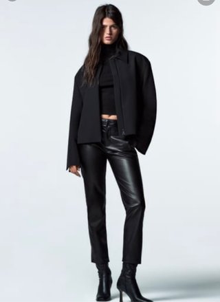 Pantalón polipiel zara 2021 de segunda mano por 15 EUR en Badalona en  WALLAPOP