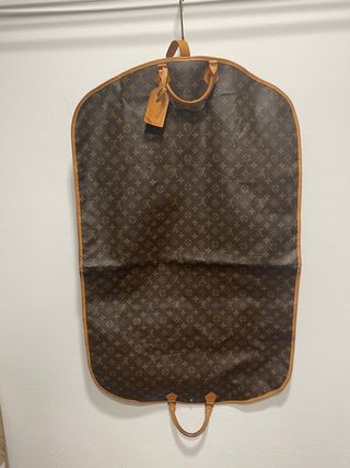 Porta traje Louis Vuitton de segunda mano por 450 EUR en Motril en WALLAPOP