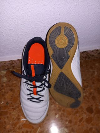 Zapatillas futbol sala talla 41 de segunda mano por 20 EUR en Benaguasil en  WALLAPOP