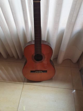 Guitarra Alhambra 4P (años 90) + complementos de segunda mano por 395 EUR  en Tarragona en WALLAPOP