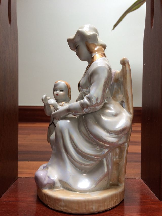Figura de porcelana mujer y niño