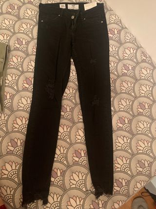 Vaqueros negros mujer de segunda mano por 6 EUR en Madrid en WALLAPOP