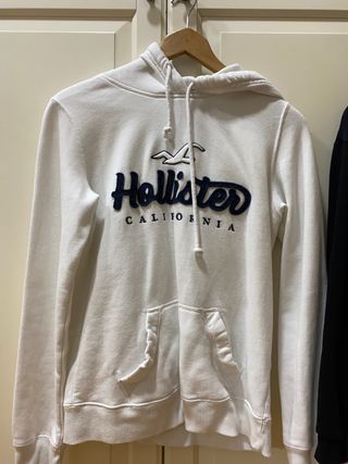 Sudadera Blanca con logo Hollister de segunda mano por 25 EUR en Barcelona  en WALLAPOP