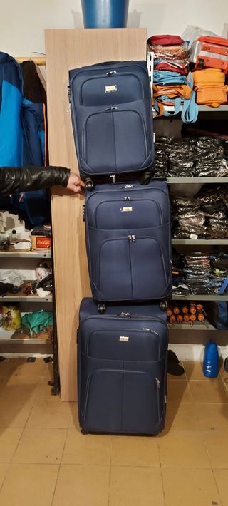 Maletas varios tamaños. De 10 kg, de 24 kg y de 32 de segunda mano por 40  EUR en Alcalá de Henares en WALLAPOP