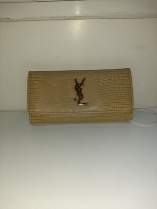 Monedero yves saint laurent de segunda mano por 150 EUR en Badalona en  WALLAPOP