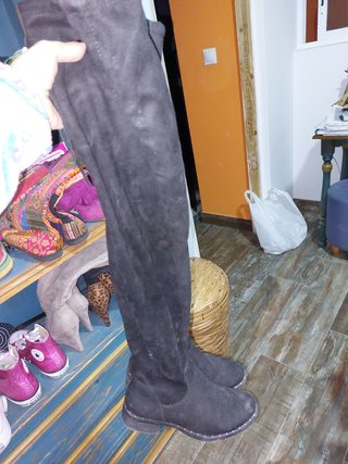 Botas negras por la rodilla de segunda mano por 5 EUR en Écija en WALLAPOP