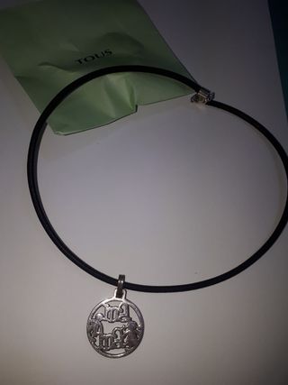 TOUS colgante MAMÁ +collar cuero de segunda mano por 30 EUR en  L\\'Hospitalet de Llobregat en WALLAPOP