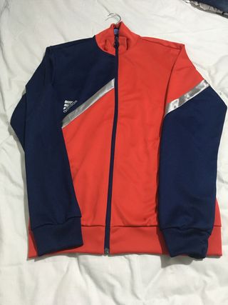 Sudadera Adidas azul y roja de segunda mano por 30 EUR en San Agustín del  Guadalix en WALLAPOP