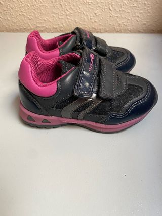 Zapatillas geox bebé de segunda mano por 10 EUR en Villanueva de la Torre  en WALLAPOP