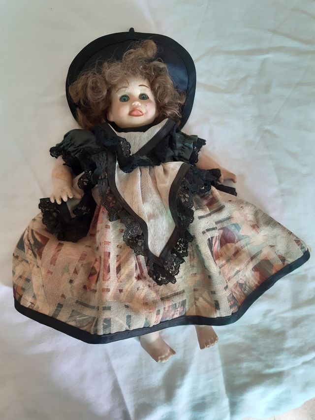 muñequita de 100 años de antigüedad de porcelana