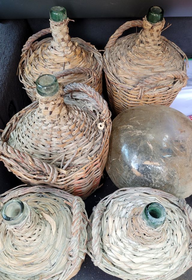 damajuanas de vidreo y mimbre