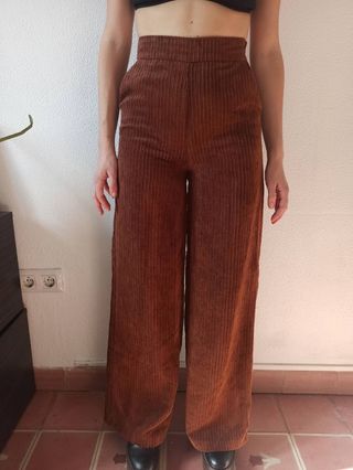 Pantalón de pana ancho palazzo de segunda mano por 9 EUR en Madrid en  WALLAPOP