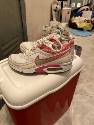 Zapatillas de chica Air Max de segunda mano por 15 EUR en Móstoles en  WALLAPOP