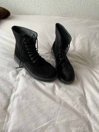 Botas negras de terciopelo de segunda mano por 10 EUR en Tomares en WALLAPOP