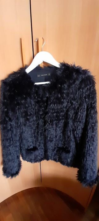 Chaqueta pelo sintético de zara de segunda mano por 10 EUR en  Vitoria-Gasteiz en WALLAPOP