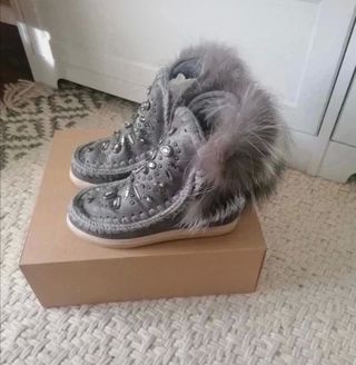 Botas pelo Mou de segunda mano por 260 EUR en León en WALLAPOP