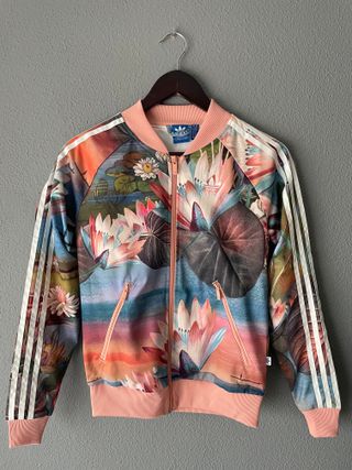 Chaqueta Adidas estampada original de segunda mano por 20 EUR en Valladolid  en WALLAPOP