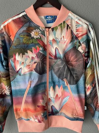 Chaqueta Adidas estampada original de segunda mano por 20 EUR en Valladolid  en WALLAPOP