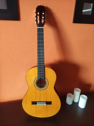 Vendo Guitarra Española Romanza de segunda mano por 50 EUR en La Pobla de  Vallbona en WALLAPOP